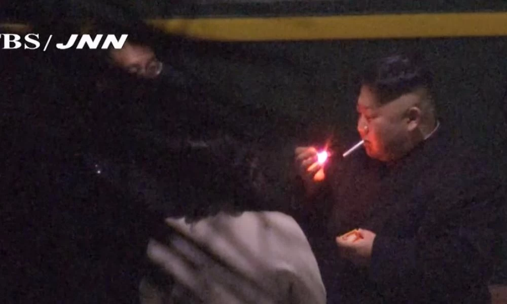 Ο καπνιστής Κιμ Γιονγκ Ουν έκοψε το τσιγάρο στους Βορειοκορεάτες